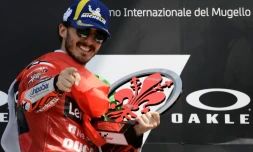La joie du pilote italien Francesco Bagnaia, après avoir remporté le Grand Prix d'Italie de MotoGP, au guidon de sa Ducati, le 29 mai 2022 sur le circuit de Mugello