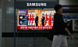 Un écran de télévision dans une gare ferroviaire de Gyeongju, le 1er novembre 2025, diffuse un journal télévisé montrant le président sud-coréen Lee Jae Myung et le président chinois Xi Jinping lors d'une cérémonie de bienvenue dans le cadre du sommet de la Coopération économique Asie-Pacifique (APEC)