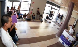 Jeudi 28 juillet 2011 - Longue attente à l'Agence De l'Outre-mer pour la Mobilité
(Photo Michel Désiré)