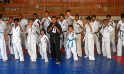 Entraiment collectif au dojo ESCA de Tananarive (photo: Louis André Goulay, champion d'Europe de karaté)