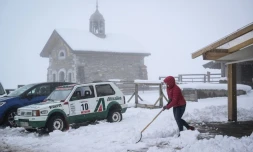 Une personne déneige au col des Aravis, près de la Clusaz, en Haute-Savoie, après de fortes chutes de neige le 17 avril 2025