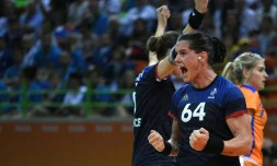 La handballeuse française Alexandra LacrabÚre célÚbre un but inscrit face aux Pays-Bas, en demi-finale des JO de Rio, le 18 août 2016
