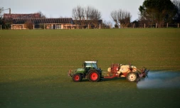 Un fermier épand du pesticide dans un champ à Trébons-sur-la-Grasse le 10 décembre 2016 (Sud-Ouest)