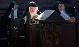 Les soeurs Rita (D), 81 ans, Regina (G), 86 ans, et Bernadette (C), 88 ans, lors d'une messe célébrée le 20 septembre 2025 dans la chapelle du château de Goldenstein, à Elsbethen, près de Salzbourg en Autriche