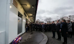 Le président Hollande, le Premier ministre Manuel Valls et la maire de Paris Anne Hidalgo, assistent à la cérémonie de dévoilement de la plaque devantl'Hyper Cacher à Paris, le 5 janvier 2016