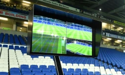 Un dispositif d'assistance vidéo à l'arbitrage (VAR) mis en place avant un match de Coupe d'Angleterre à Brighton, le 8 janvier 2018