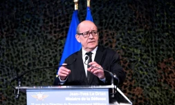 Le ministre français de la défense Jean-Yves Le Drian, le 23 mars 2017 à Creil dans l'Oise