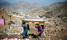 Enterrement d'une victime du coronavirus au cimetiÚre de Nueva Esperanza, prÚs de Lima, le 30 mai 2020 au Pérou
