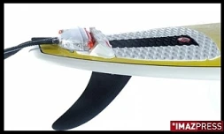 Shark shield (bouclier de protection anti-requin) posé sur une planche de surf - Photo sharkshield.com