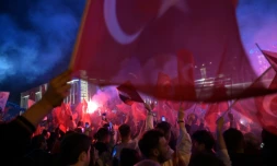 Des partisans du CHP (Parti républicain du peuple, opposition) célÚbrent leur victoire aux élections municipales à Istanbul en Turquie le 31 mars 2024