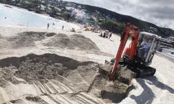 Mardi 2 août 2011: préparatifs en vue de l'arrivée de la houle au port de Saint-Gilles les Bains (photo:Michel Désiré)