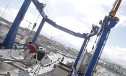 Mardi 2 août 2011: préparatifs en vue de l'arrivée de la houle à Saint-Pierre (photo: Michel Désiré)