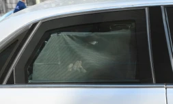 Mehdi Nemmouche caché par un rideau à bord d'une voiture de police le 12 septembre 2014 à Brxelles