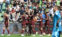 Les Messins fêtent le but de Didier Lamkel Zé contre Lyon, le 8 mai 2022 au Stade Saint-Symphorien 