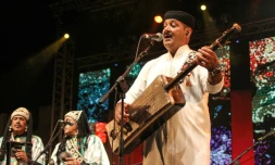 Sur cette photo d'archive prise le 23 juin 2019, le musicien marocain Hamid El-Kasry se produit lors du festival de musique Gnaoua, à Essaouira, au Maroc