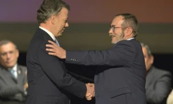 Le président colombien Juan Manuel Santos (G) et le chef de la guérilla des FARC Timoleon Jimenez, alias Timochenko, se serrent la main lors de la deuxième signature de l'accord de paix historique, le 24 novembre 2016 à Bogota