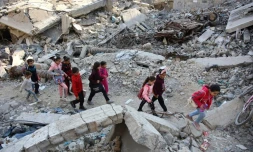 Des jeunes Palestiniennes marchent sur des décombres d'un bâtiment détruit lors d'un bombardement dans la ville de Gaza, le 9 novembre 2024