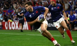 L'ailier de l'équipe de France Damian Penaud (à gauche) inscrit un essai à cÎté de Louis Bielle-Biarrey durant la victoire 60-7 de son équipe contre l'Italie lors de la phase de groupes de la Coupe du monde de rugby au Parc OL de Lyon, France, le 6 octobre 2023