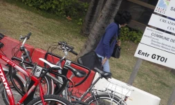 Jeudi 4 août 2011 - Nouvelles places de stationnement pour les vélos à Saint-Denis
(Photo Michel Désiré)