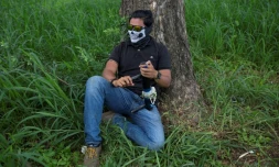 Un jeune manifestant tient un mortier, à Managua au Nicaragua, le 31 mai 2018