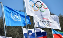 Le drapeau olympique flotte prÚs de celui des Nations Unies au village olympique, à Pyeongchang, le 6 février 2018
