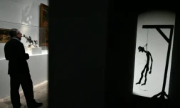 Jean-Hubert Martin, commissaire de l'exposition "Carambolage" devant l'oeuvre "Ombre: Le Pendu" de Christian Boltanski, au Grand Palais in Paris, le 25 février 2016