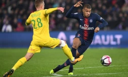 L'attaquant du PSG Kylian Mbappé (d) déborde le milieu nantais Valentin Rongier, le 22 décembre 2018 au Parc des Princes, à Paris