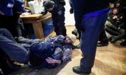 Des colons tentent de résister aux forces de sécurité israéliennes qui procèdent à l'évacuation de la colonie Amona, le 1er février 2017 en Cisjordanie