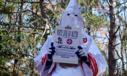 Gary Munker, qui se présente comme un porte-parole du Ku Klux Klan, le 22 novembre 2016 à Hampton Bays dans l'Etat de New York