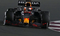 Le pilote Max Verstappen au volant de sa Red Bull lors du Grand-Prix du Qatar sur le circuit de Losail Ă Doha le 21 novembre 2021.