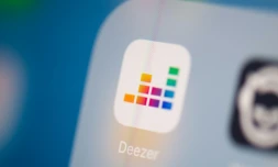 Le logo de l'application française de streaming musical Deezer sur l'écran d'une tablette, le 24 juillet 2019 à Paris