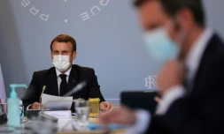 Le président Emmanuel Macron lors d'un Conseil de défense à l'Elysée avec le ministre de la Santé Olivier Veran, le 12 novembre 2020 à Paris