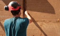 Construction à Lyon d'un bùtiment en pisé, une terre crue favorisant les économies d'énergie, en juin 2019