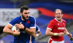 Charles Ollivon ballon en main avec le XV de France contre le pays de Galles en test-match le 24 octobre 2020 au Stade de France
