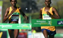 Photo montage du Kényan Paul Lonyangata et de son épouse Prurity Rionoripo vainqueurs du marathon de Paris, le 9 avril 2017