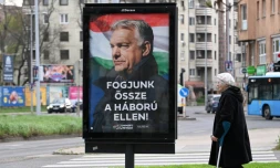 Une affiche électorale du Premier ministre hongrois Viktor Orban "Unissons-nous contre la guerre", le 27 mars 2026 à Budapest, avant les élections législatives du 12 avril 2026