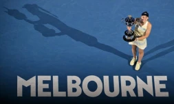 Elena Rybakina présente son trophée après sa victoire en finale de l'Open d'Australie, le 31 janvier 2026 à Melbourne