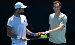 Le Serbe Novak Djokovic (G) avec son entraîneur Andy Murray lors du dernier Open d'Australie, le 11 janvier 2025 à Melbourne