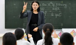 Une professeure d'anglais dans une école d'un village dans le nord-ouest du Kirghizstan, le 6 février 2026