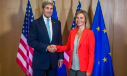 Le secrétaire d'Etat américain John Kerry est accueilli par la chef de la diplomatie européenne Federica Mogherini à Bruxelles, le 18 juillet 2016