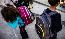 Une petite fille et un petit garçon dans la cour d'une école élémentaire à Lyon, le 2 septembre 2014