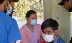 Les proches de Mya Thwate Thwate Khaing, tuée lors d'une manifestation attendent de récupérer son corps à l'extérieur de l'hÎpital à Naypyidaw, le 19 février 2021