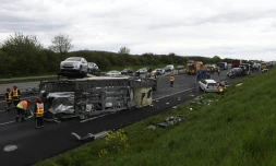 Les secours sur les lieux d'un accident le 25 avril 2016 sur l'A13 près des Mureaux