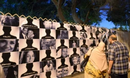 Des Egyptiens regardent le 26 mai 2016, au Caire, les portraits des 66 victimes du vol MS804 d'Egyptair qui s'est abîmé le 19 mai, entre la Crète et la côte nord de l'Égypte