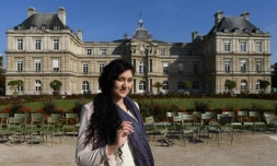 Anina Ciuciu, candidate aux sénatoriales, pose devant le Sénat dans les jardins du Luxembourg à Paris, le 20 septembre 2017
