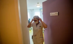 Une infirmière met un masque de protection avant de voir un patient malade, le 4 mars 2020 dans un Ehpad à Brest