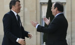 Le Premier ministre itaien Matteo Renzi accueilli par le président François Hollande à son arrivée le 12 mars 2016 à l'Elysée à Paris 