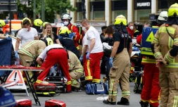 Des équipes de secours sur le site où une personne a été tuée et plusieurs blessées percutées par une voiture, le 8 juin 2022 à Berlin