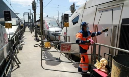 Un agent du Technicentre Atlantique de ChĂątillon nettoie un TGV, le 14 mai 2020 dans les Hauts-de-Seine