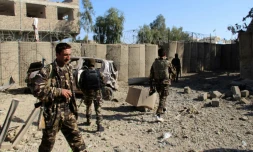 Les forces de sécurité afghanes inspectent le site d'un attentat à la voiture-suicide qui a fait huit blessés à Lashkar Gah, capitale de la province du Helmand, le 24 février 2018